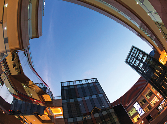 上海商业地产洗牌战：外资百货败走 开发商运营承压