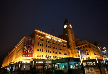 百货业转型：京沪港商业巨头联手拓展新模式谋变革