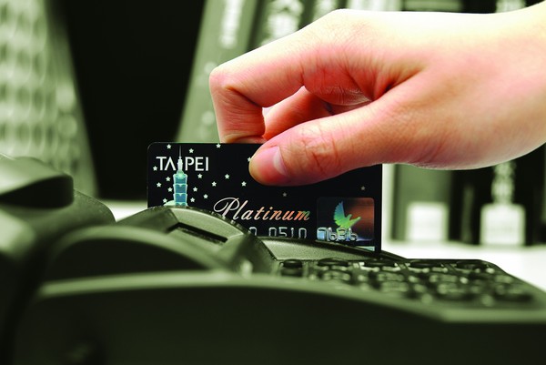 港媒：中国年轻消费者喜欢去实体购物中心吃饭看电影