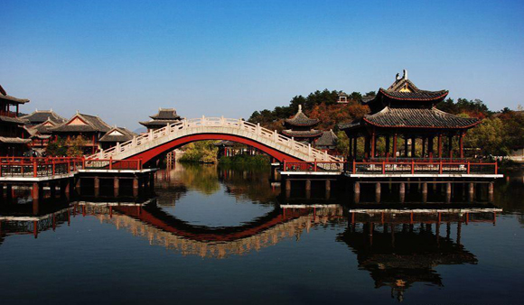 城乡融合：中国特色小镇的横店模式