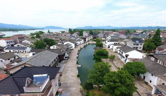 清退特色小镇，不能留下一地鸡毛