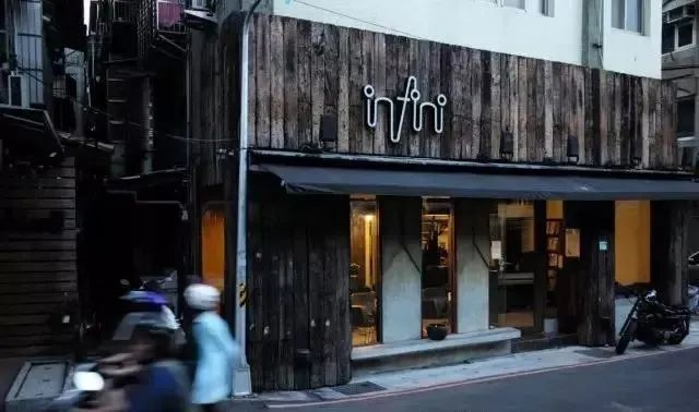 考公的尽头是地产销售？ 以前人们讨论玉林大多是说狗肉，现在讲到玉林可能就是他们开始发动公务员卖房了。6月26日，经济观察报出了一篇深度报道《公务员进村卖房》，据网上流传的信息，不少广西玉林基层公务员的朋友圈，每天都在更新“买房找我”“专车接送看房全程服务到位”。1月底，玉林北流市白马镇、民安镇，通过摸底筛选，先后组织了50人以上，由干部、群众组成的看房团。1月29日，玉林容县组织了一支多达120人的看房团前往玉林城区……2月16日，玉林北流市高级中学由校长带队，组织了一支近30人的看房团，前往玉林看房..