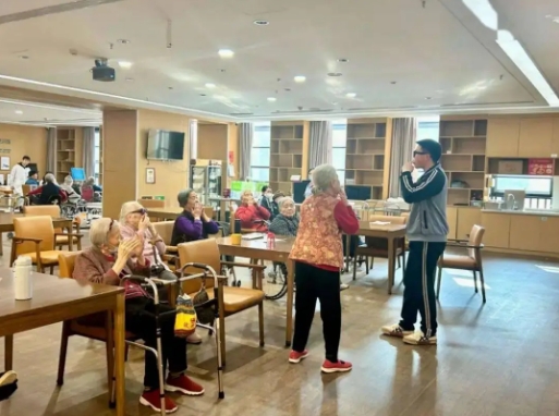 政府工作报告13次提及！社区嵌入式养老模式正在破局