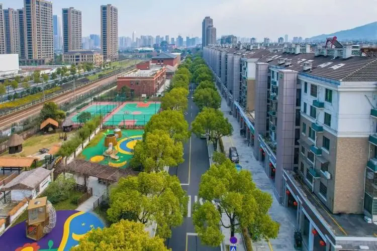 探索社区嵌入式服务的“物业 生活服务”模式