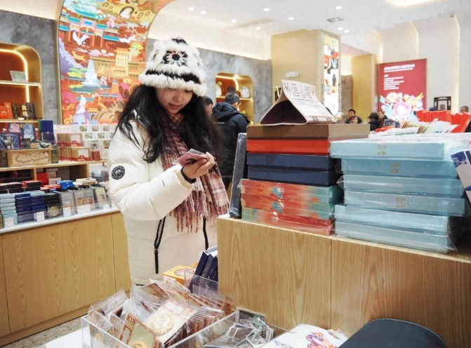 “蛇蟲蟲”接替“龙龖龘”——春节文创消费掀热潮