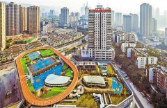 重庆南岸区一购物中心楼顶建起1.7万平米运动场