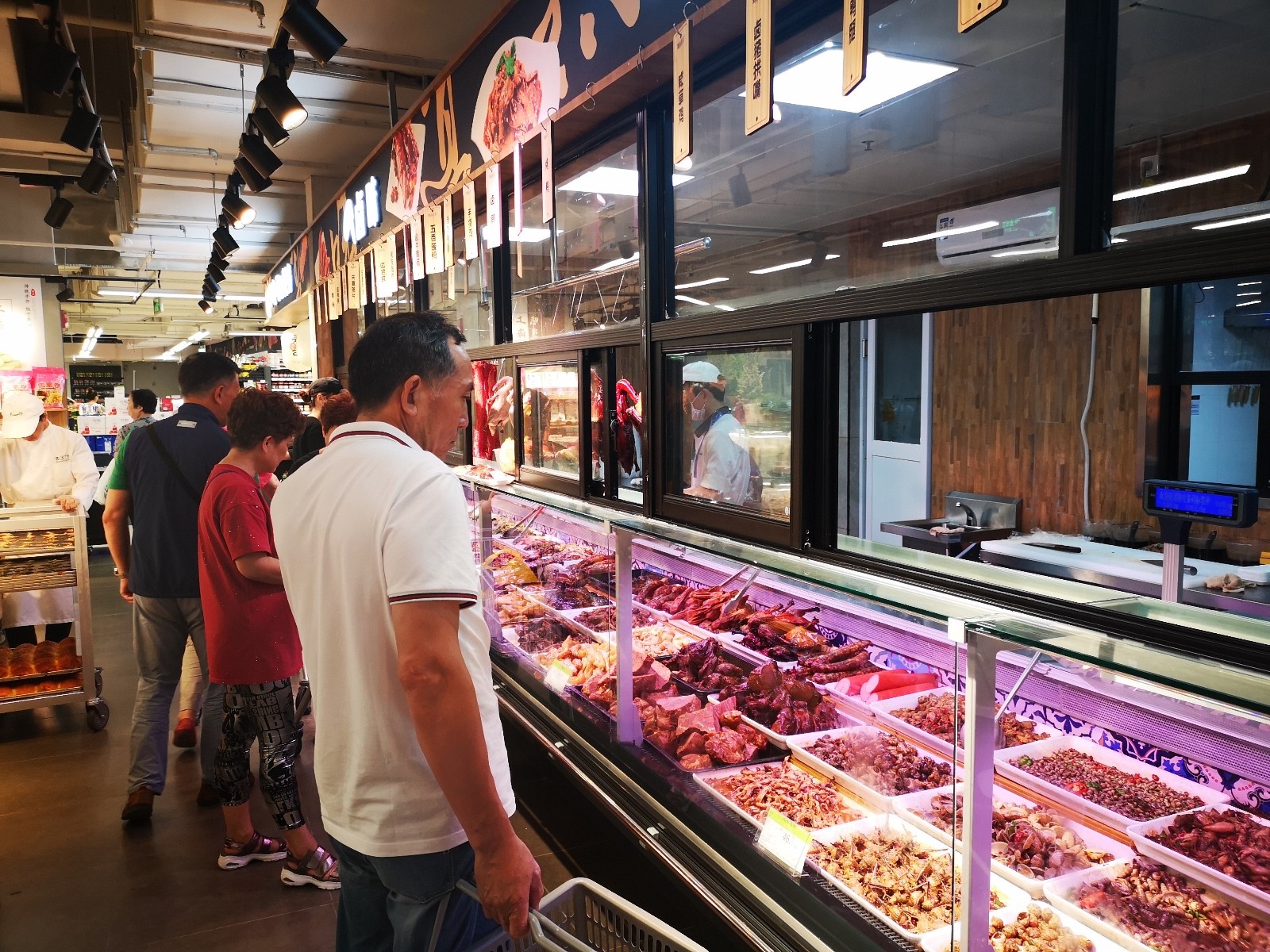 永辉集市生活正面对抗盒马鲜生 超市转型的下一站在哪3 永辉集市生活正面对抗盒马鲜生 超市转型的下一站在哪3