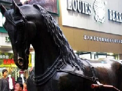 商业街雕塑承载着城市的记忆，商业街雕塑已成为城市独特的名片