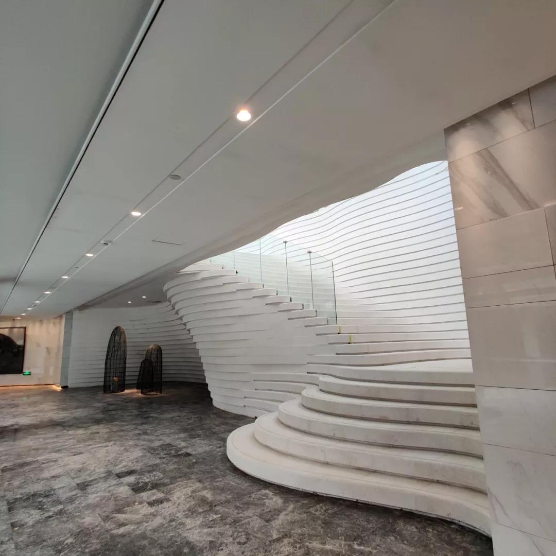 近两年流行的“下沉式”空间布局，一种新的设计方式