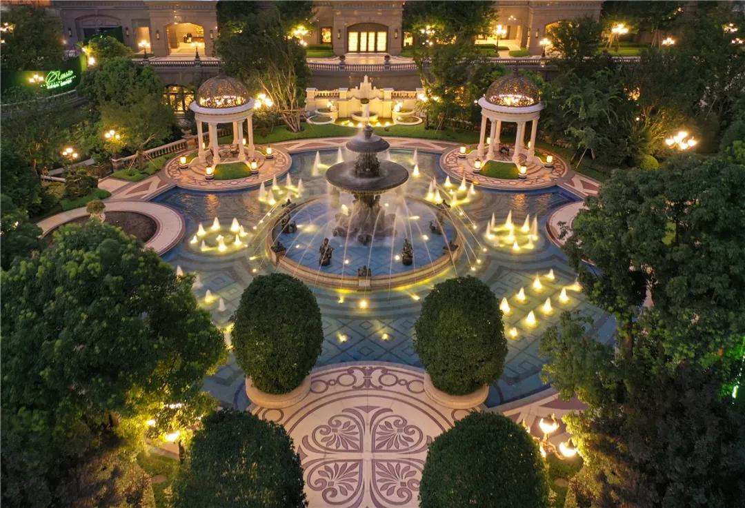 近两年流行的“下沉式”空间布局，一种新的设计方式