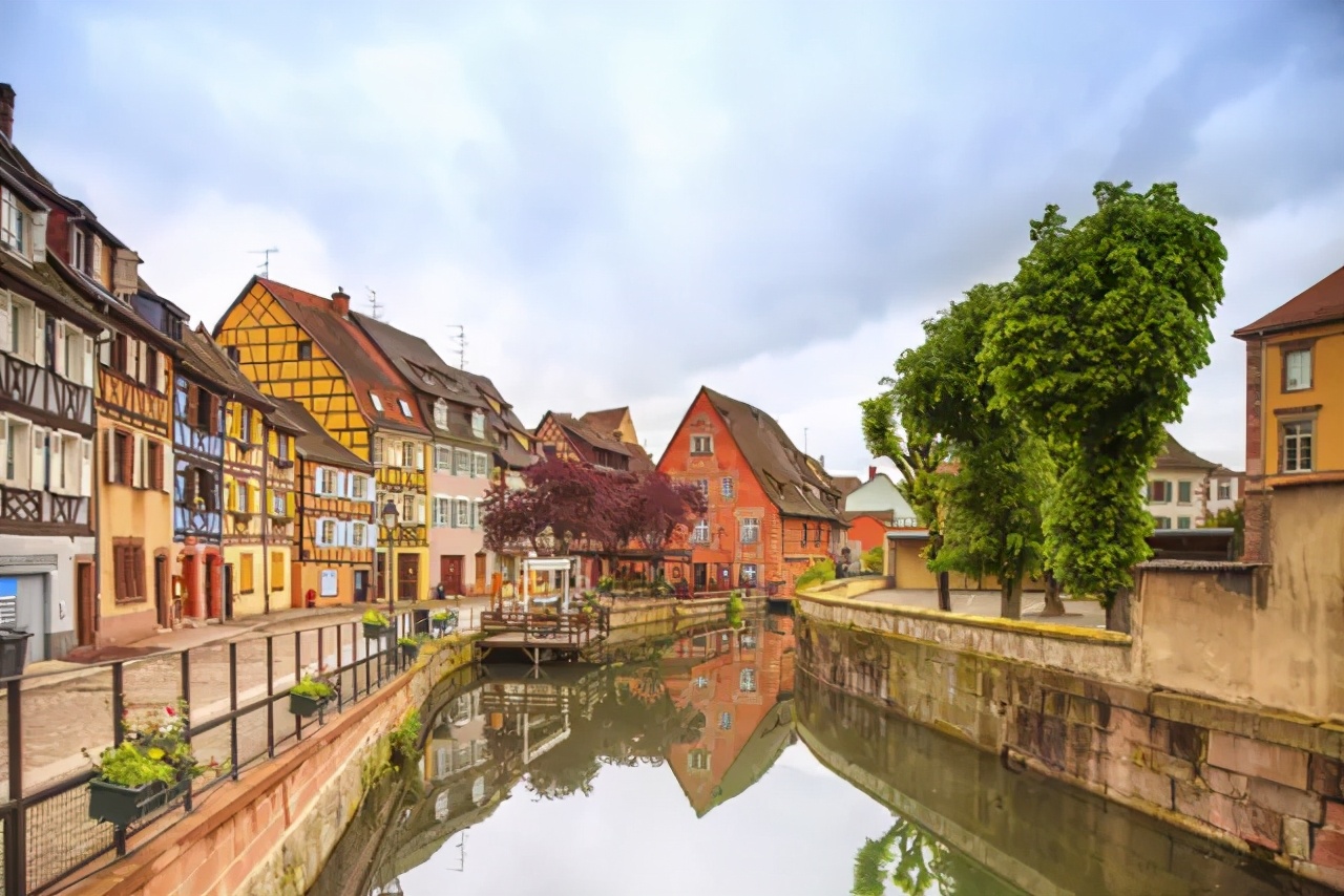 法国10个特色神秘小镇