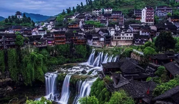 挂在瀑布上的千年古镇——芙蓉镇
